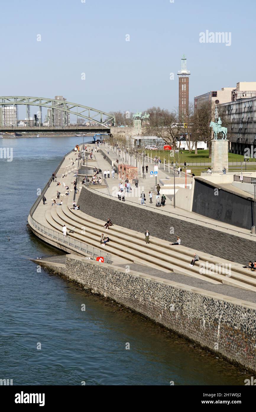 Blick von der Deutzer Brücke auf den Rheinboulevard, Köln-Deutz, Nordrhein-Westfalen, Deutschland Stock Photo