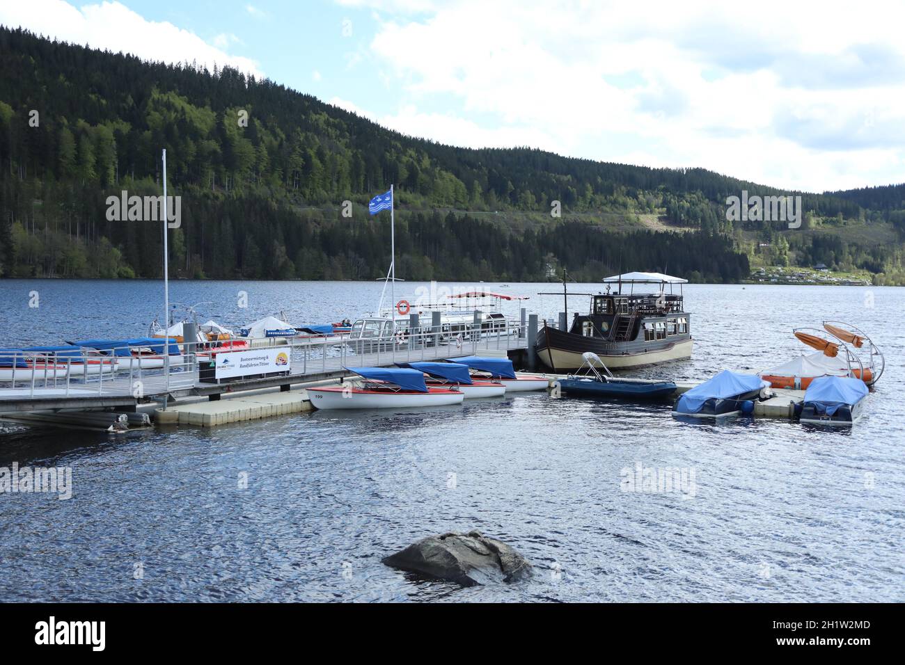 Die Boote stehen bereit, die Vermieter am Titisee warten auf die Touristen aus aller Welt  An den Pfingstfeiertagen erfolgte auch im Hochschwarzwald i Stock Photo