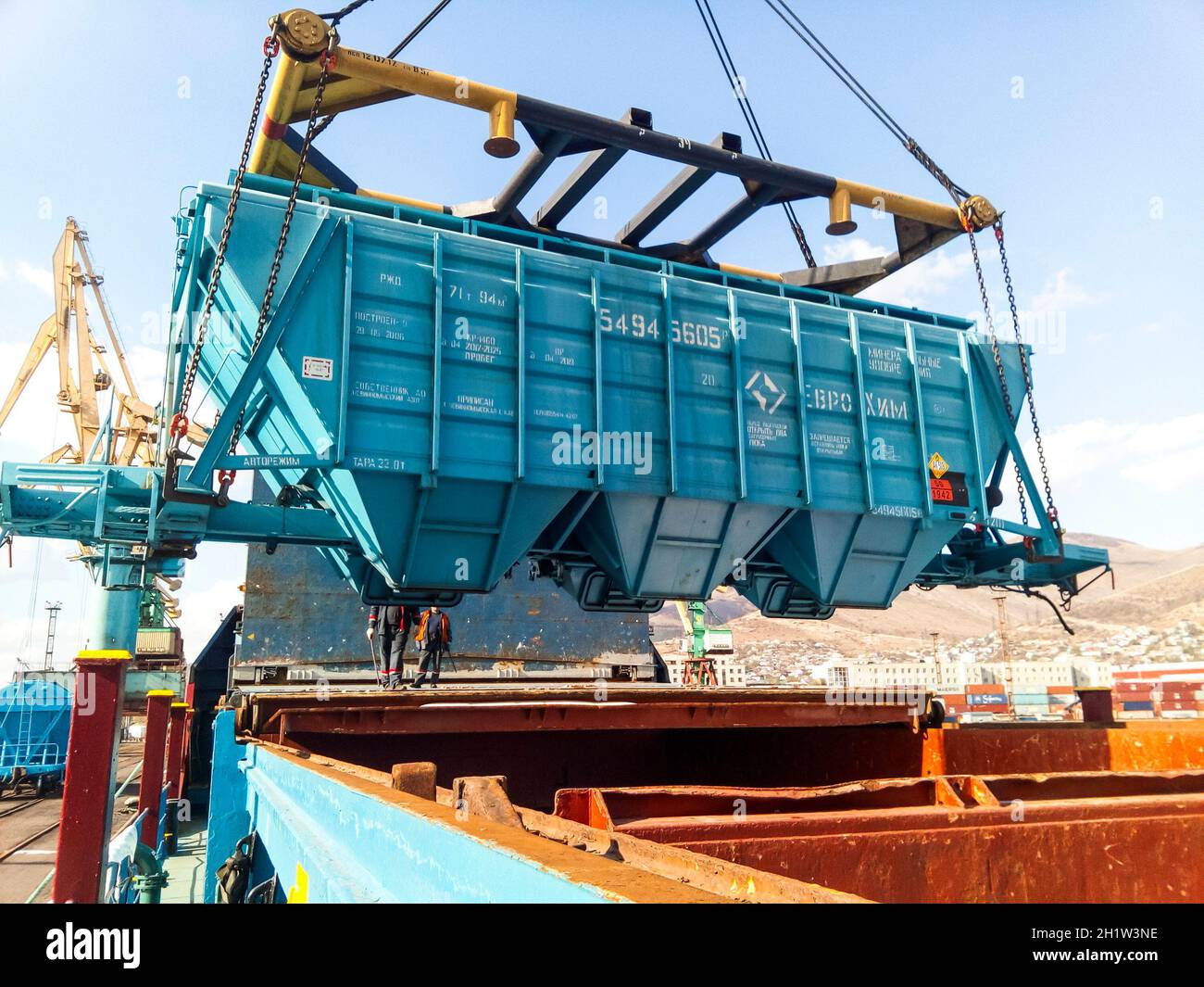 Container ship unloading train hi-res stock photography and images - Alamy