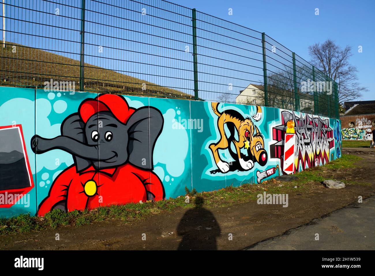 Graffity an einer Mauer - Elefant mit roter Jacke und Mütze, Köln, Nordrhein-Westfalen, Deutschland Stock Photo