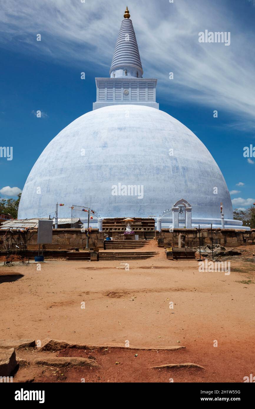 Mirisavatiya Dagoba Buddhist stupa in Anuradhapura, Sri Lanka, build by King Dutugamunu (161-136 BC), rebuilt by King Kasyapa the fifth (929-938 AD) i Stock Photo