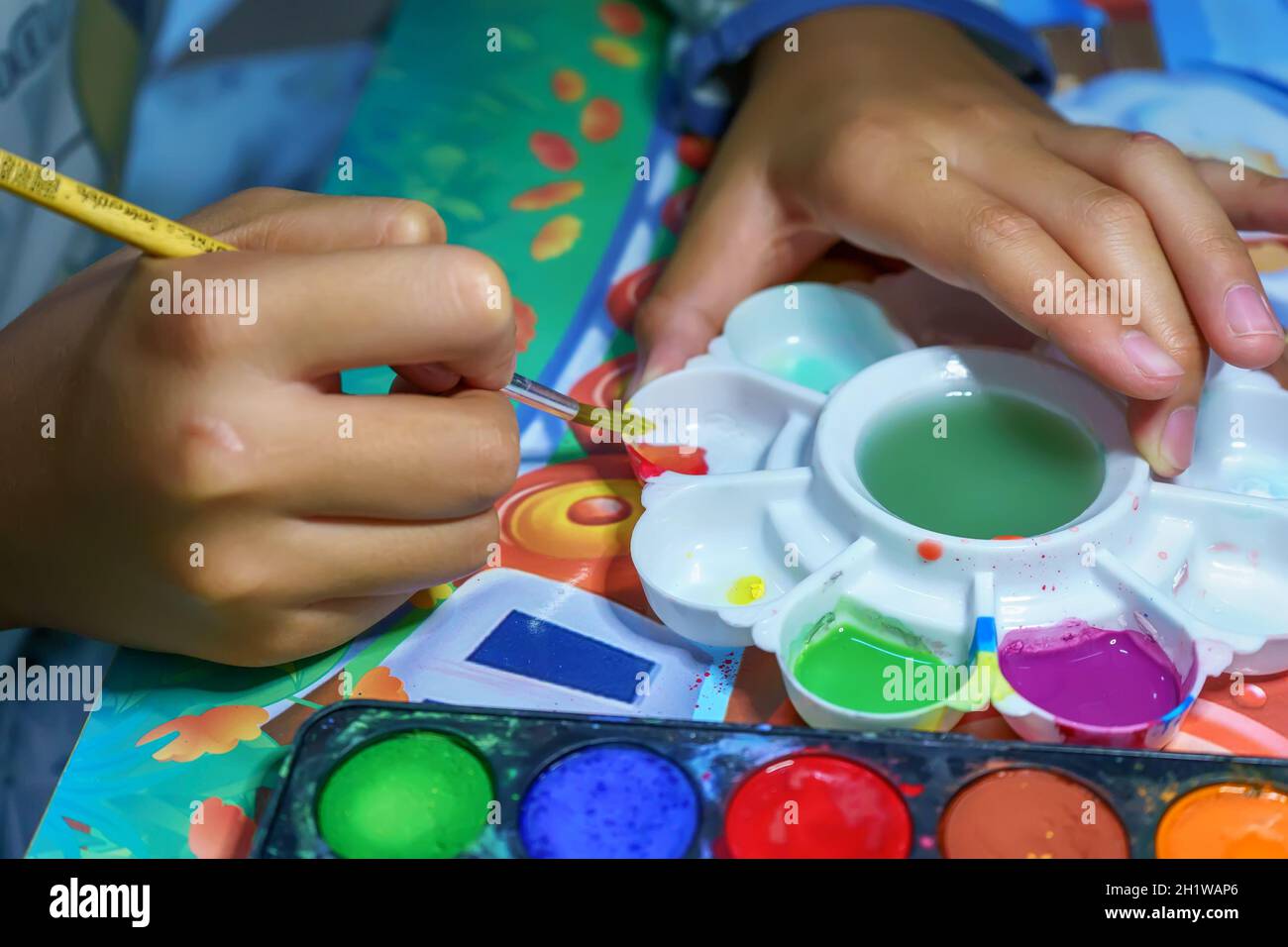 Learn to mix colors hi-res stock photography and images - Alamy