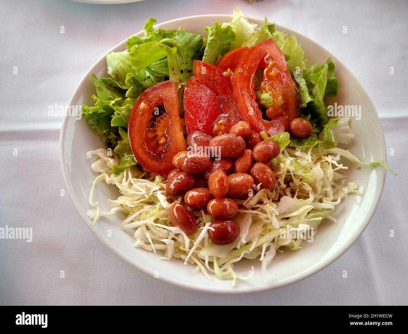 Gemischter salat mit pflucksalat hi-res stock photography and images ...