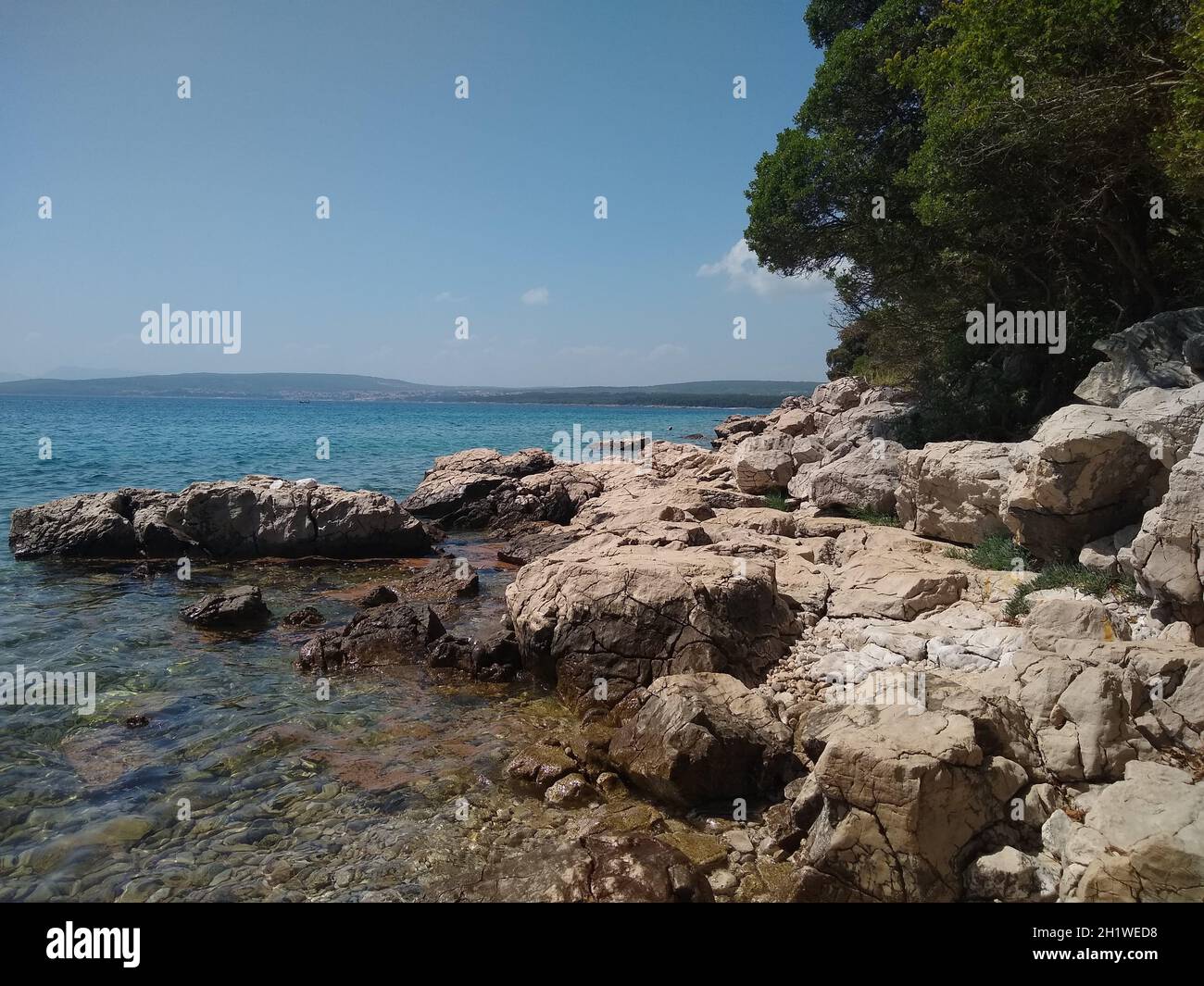 Steine und kristallklares Wasser an der Küste von Kroatien, dazu Sonne satt  Themenbild Kroatien / Hrvatska  / Croatia 2021 Stock Photo