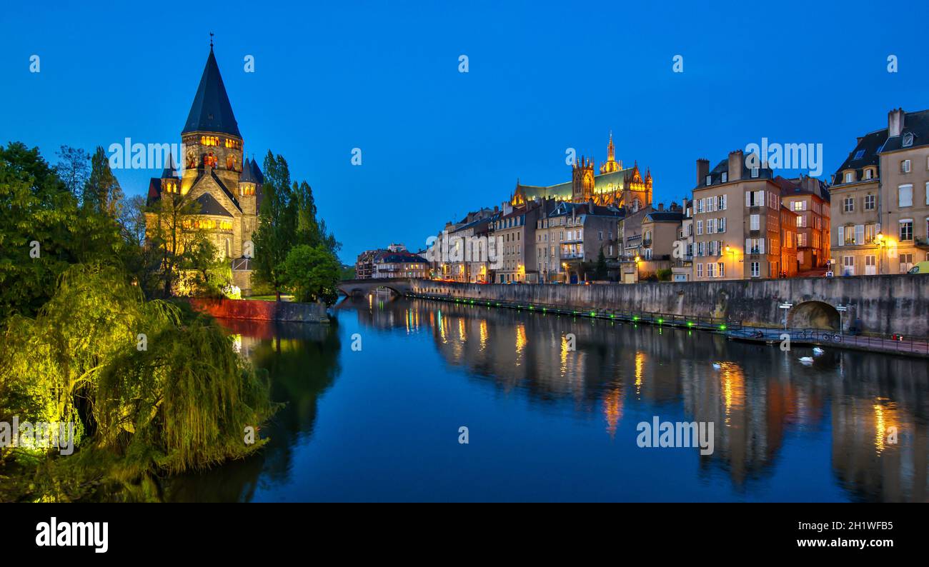 FRANCE, MOSELLE (57), METZ, TEMPLE NEUF ON PETIT-SAULCY ISLAND AND THE MOSELLE AT NIGHT Stock Photo