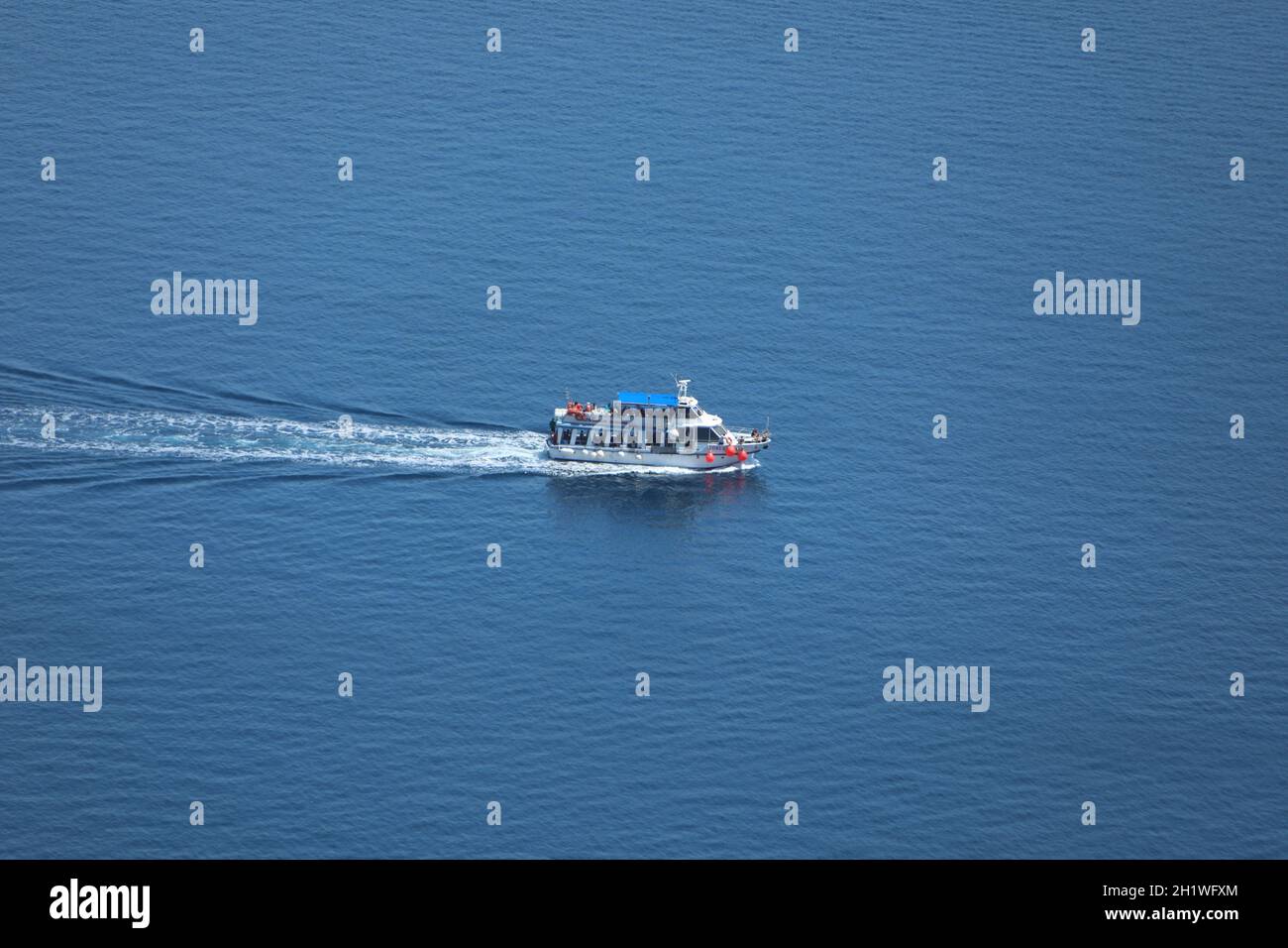 Voll besetztes Ausflugschiff mit Touristen in der Bucht von Baska - Panoramaaufnahmen aus den Bergen auf die Bucht von Baska auf Krk in Kroatien   The Stock Photo