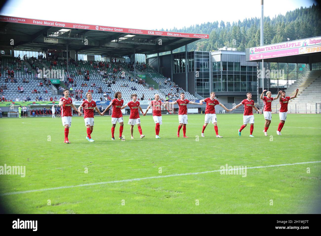 Das gab es schon lange nicht mehr: Die Freiburger Spieler jubeln mit den Fans vor der Südtribüne über den 2:1 Sieg im Fußball-Testspiel: SC Freiburg - Stock Photo