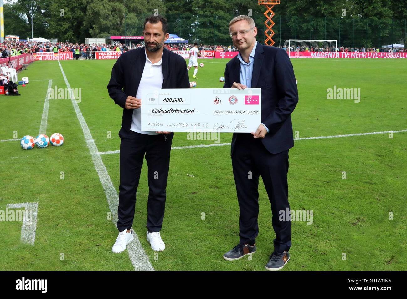 Scheckübergabe in der Halbzeitpause: Hasan Salihamidzic (Sportdirektor FC Bayern München) und Vizepräsident Eckhard Sauren (Köln) überreichen einen Sc Stock Photo
