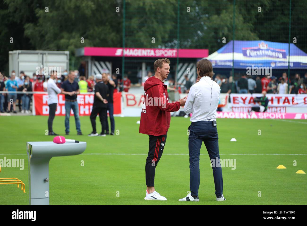 Vor dem Anpfiff unterehält sich ein gut gelaunter Trainer Julian Nagelsmann (Bayern Muenchen) mit dem Reporter von Magenta-TV  Fußball-Testspiel: 1. F Stock Photo