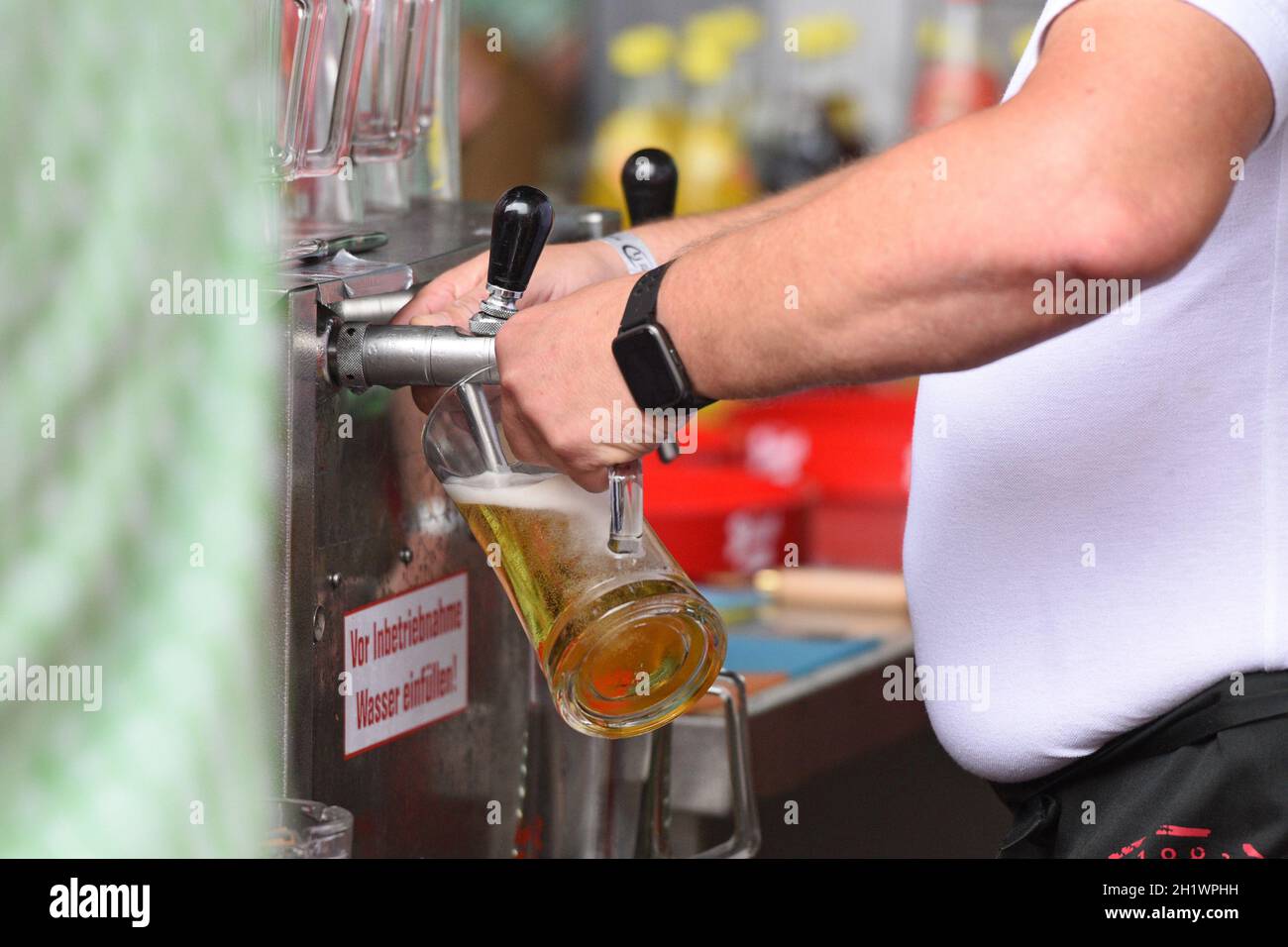 Bierzapfen bei einem Fest in Österreich - Beer tap at a festival in Austria Stock Photo