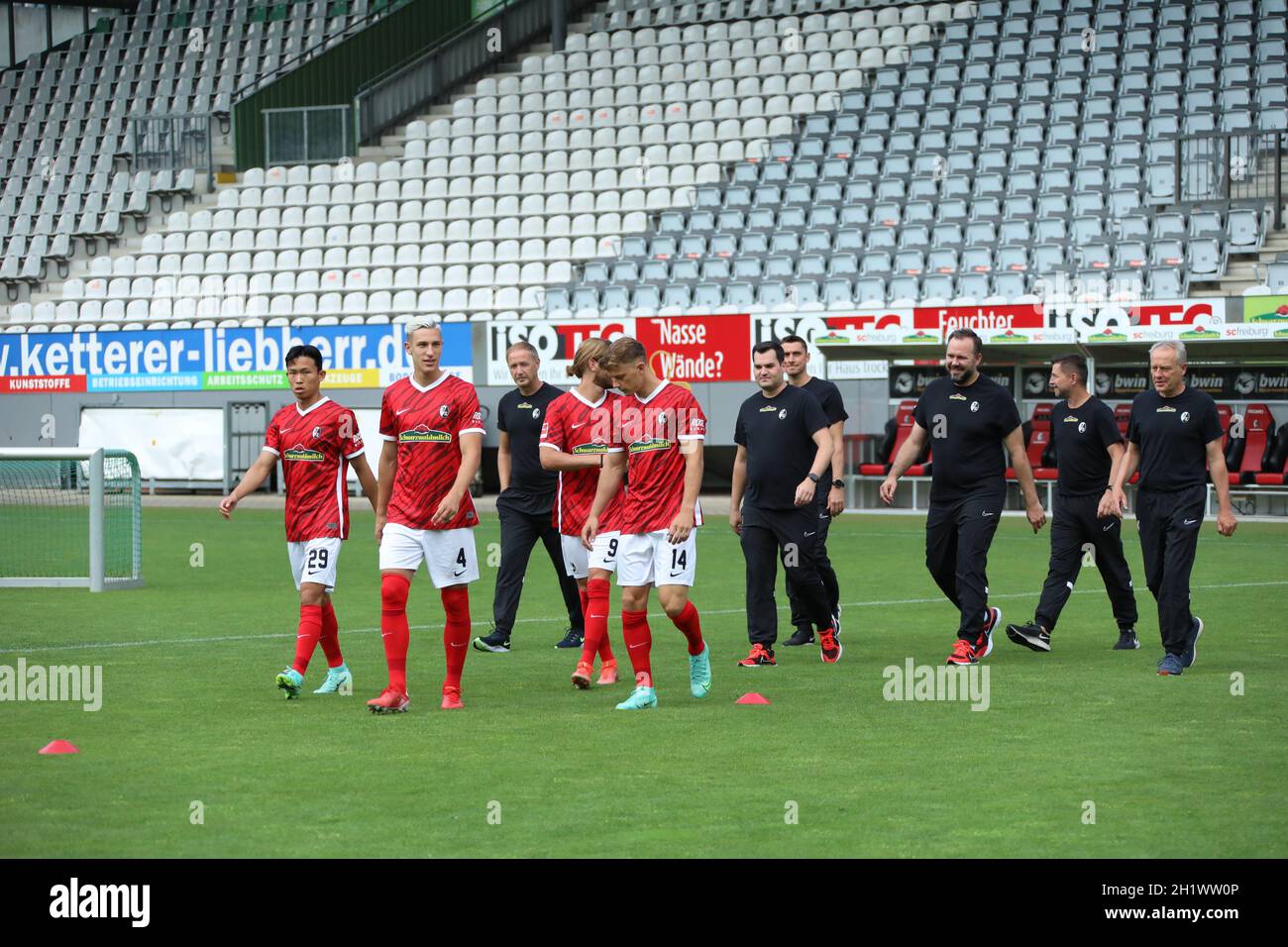 Auf geht´s in die Spielzeit 2021/22. Für Trainer Christian Streich (Freiburg)/ganz rechts)  beginnt dann die 10. Saison als Chefcoach des Schwarzwälde Stock Photo
