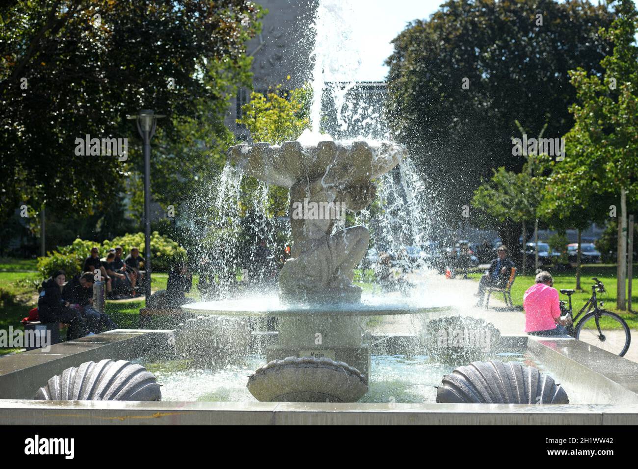 Brunnen beim Hauptbahnhof in Linz, Österreich, Europa - Fountain at the main train station in Linz, Austria, Europe Stock Photo