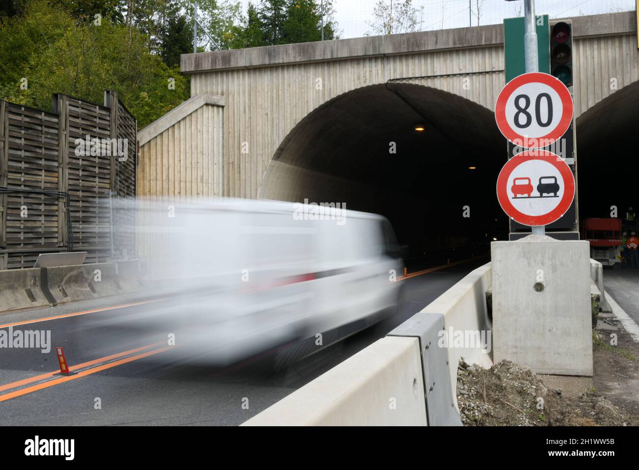 Tunnel-Einfahrt auf der Pyhrnautobahn A9, Oberösterreich, Österreich - Tunnel entrance on the Pyhrnautobahn A9, Upper Austria, Austria Stock Photo