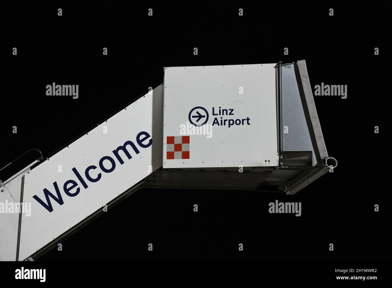 Flughafen Linz bei Nacht, Oberösterreich, Österreich, Europa - Linz ...