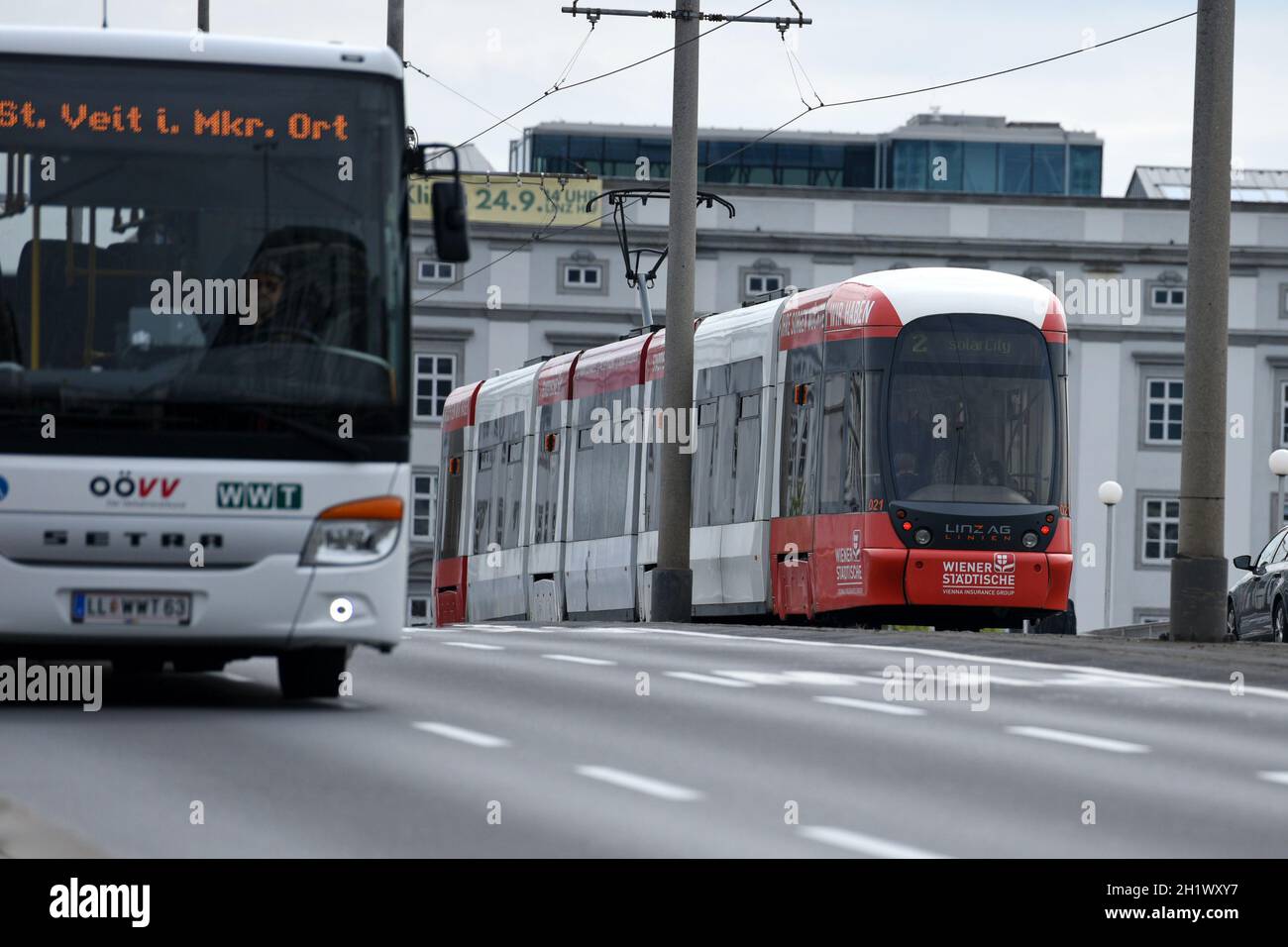 Straßenbahn in Linz (Oberösterreich, Österreich) - Tram in Linz (Upper Austria, Austria) Stock Photo