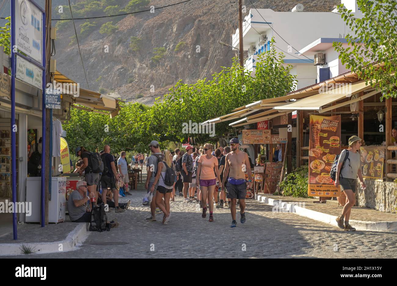 Touristen Dorfstraße, Agia Roumeli, Kreta, Griechenland Stock Photo