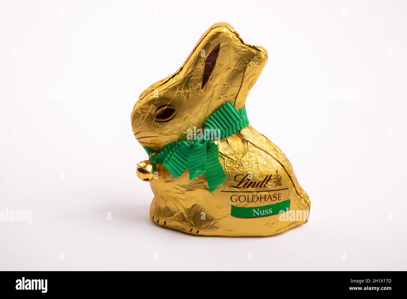 HUETTENBERG, GERMANY, 2021-04-04:  Lindt Gold Bunny. Dressed in gold, with a ribbon and golden bell that rings, it is the traditional Lindt Easter cho Stock Photo