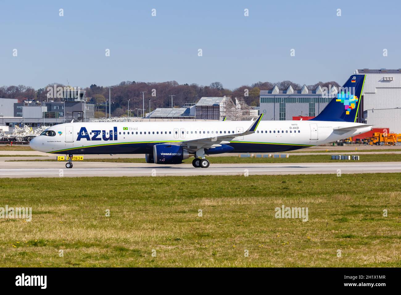 Azul air airbus a321 hi-res stock photography and images - Alamy