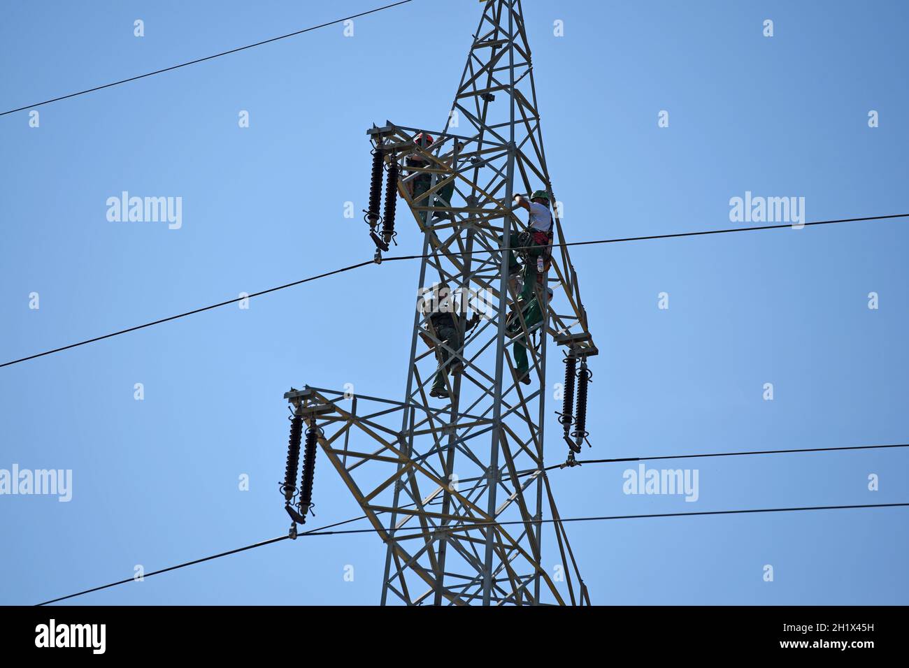 Arbeiter auf einem Hochspannungsmast, Oberösterreich, Österreich, Europa - Workers on a high voltage pylon, Upper Austria, Austria, Europe Stock Photo