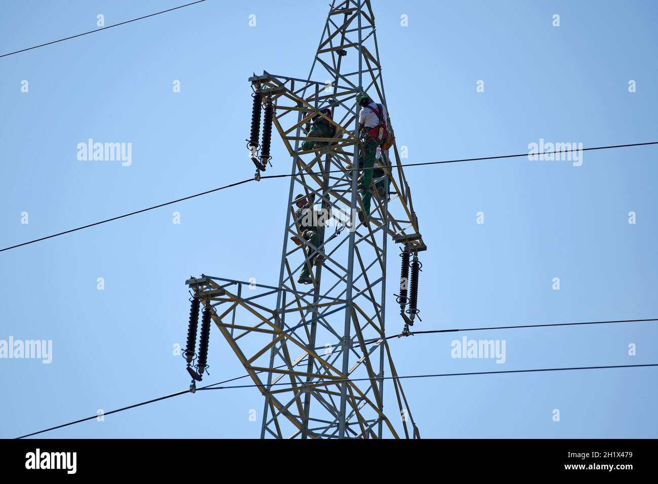 Arbeiter auf einem Hochspannungsmast, Oberösterreich, Österreich, Europa - Workers on a high voltage pylon, Upper Austria, Austria, Europe Stock Photo