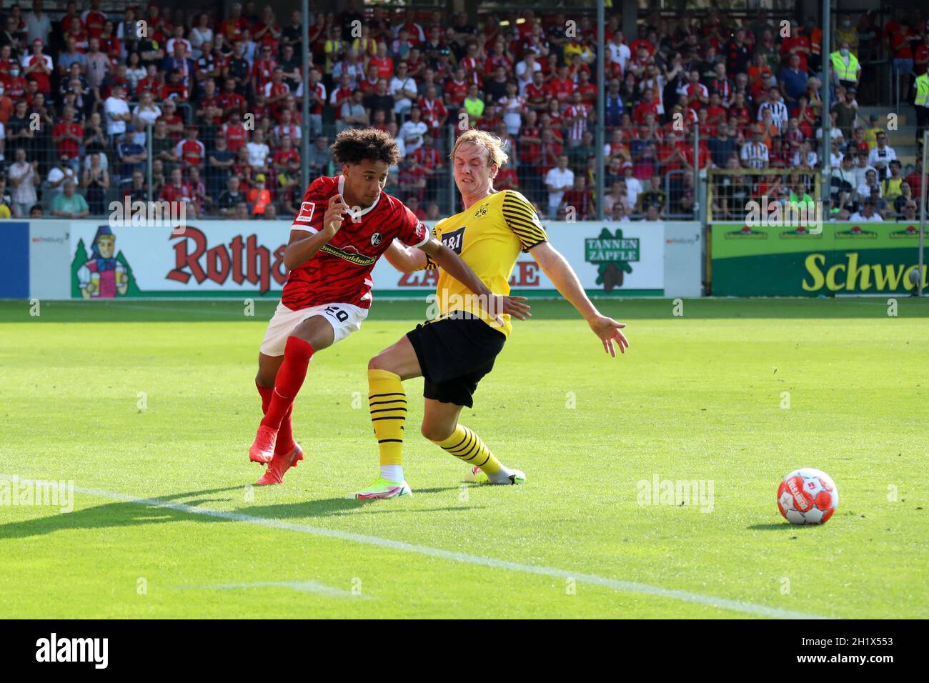 Packender Zweikampf: Mit großer Dynamik zieht Kevin Schade (SC Freiburg) an Julian Brandt (Dortmund) mit dem Ball vorbei im Spiel der 1. FBL: 21-22: 2 Stock Photo