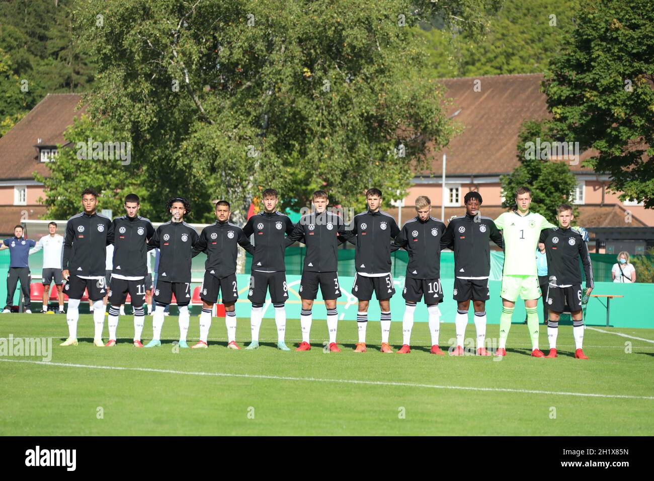 Die Deutsche U-19-Mannschaft bei der Nationalhymne,   U19 Länderspiel Deutschland vs Schweiz  - Bad Dürrheim Stock Photo