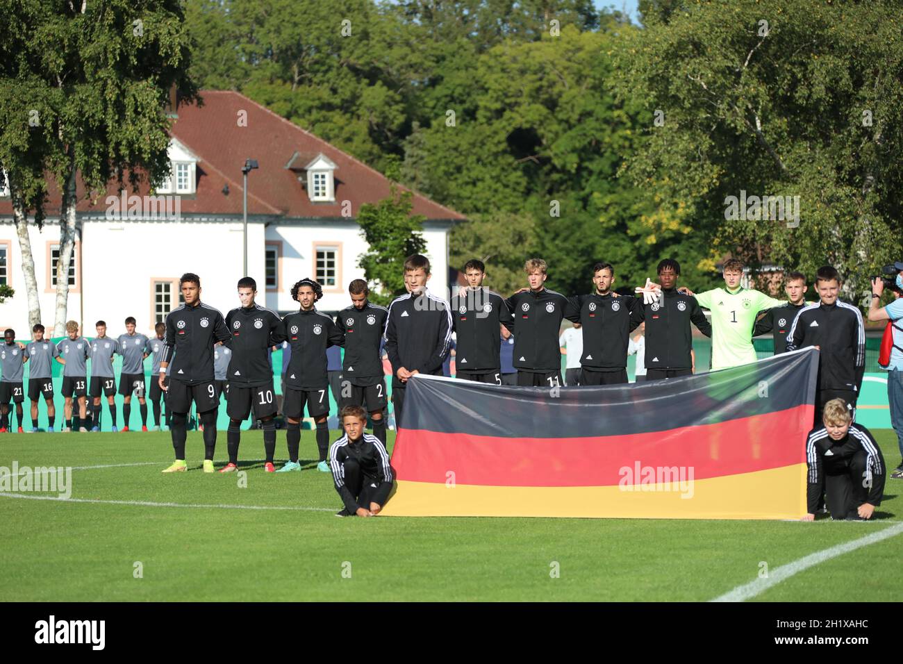 Team Deutschland U19 Nationalmannschaft bei der Nationalhymne vor dem Anpfiff des U19 Länderspiel Deutschland vs England  - Bad Dürrheim Stock Photo