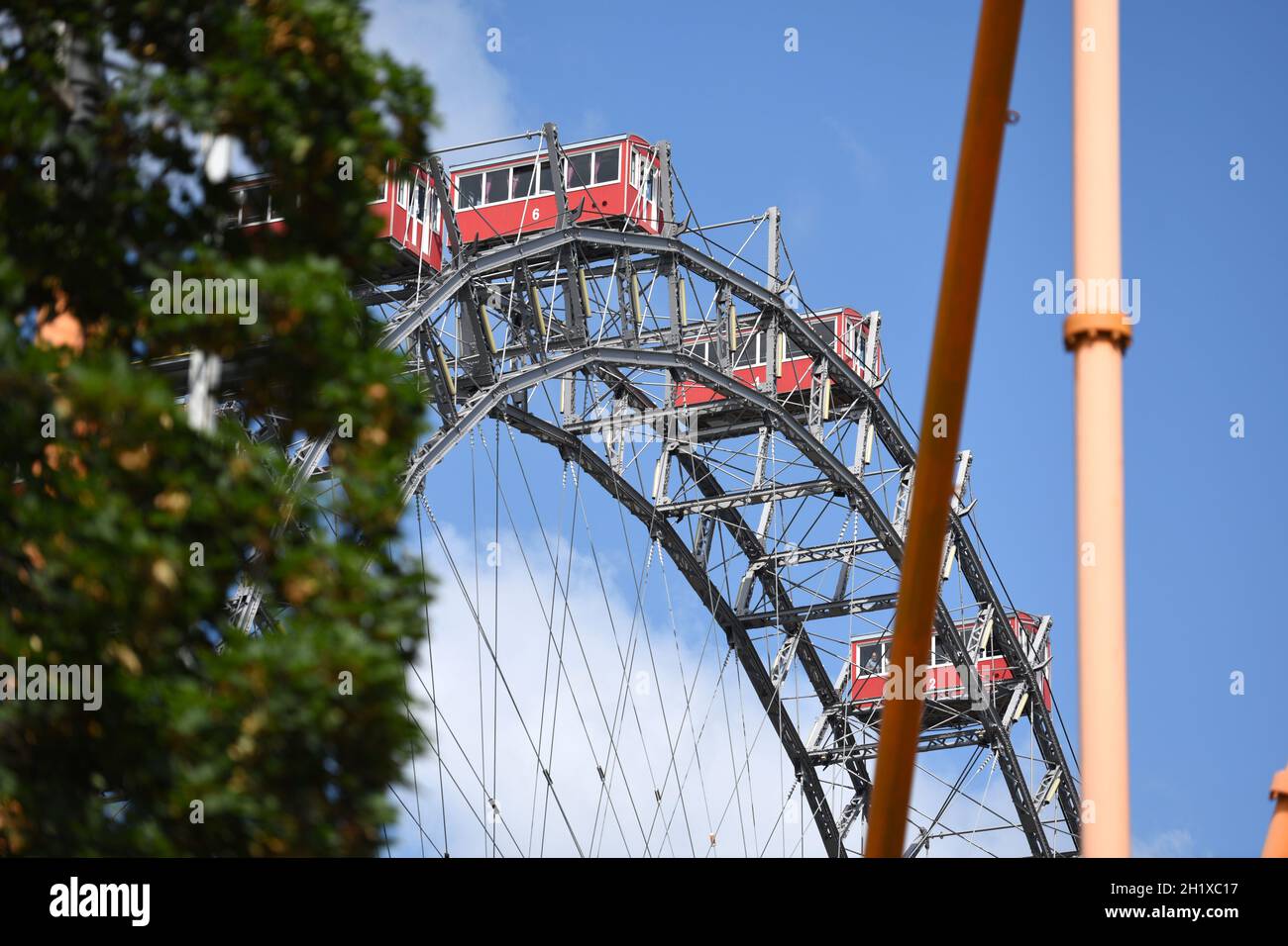 Riesenrad im großen Vergnügungspark 'Prater' in Wien, Österreich, Europa - Ferris wheel in the large amusement park 'Prater' in Vienna, Austria, Europ Stock Photo