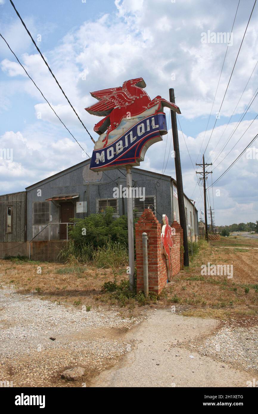 Jacksonville, TX Vintage Mobil Oil Sign at abandoned bulk oil station