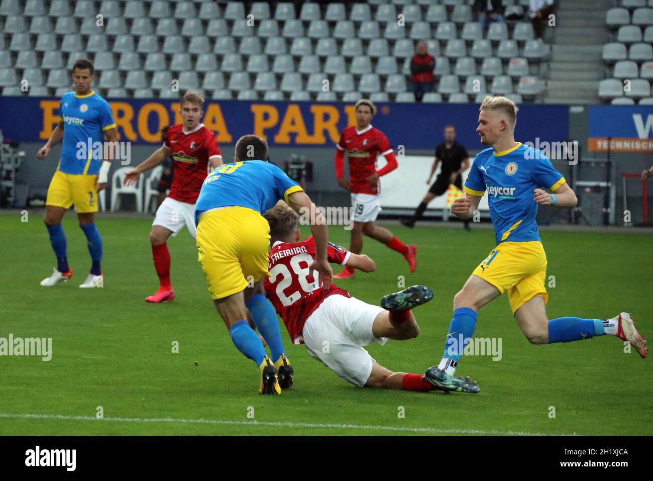 Teilweise recht rustikal, hier holt Danilo Wiebe (Eintracht Braunschweig) seinen Gegenspieler Risch Sascha (SC Freiburg II U23) von den Beinen im Spie Stock Photo