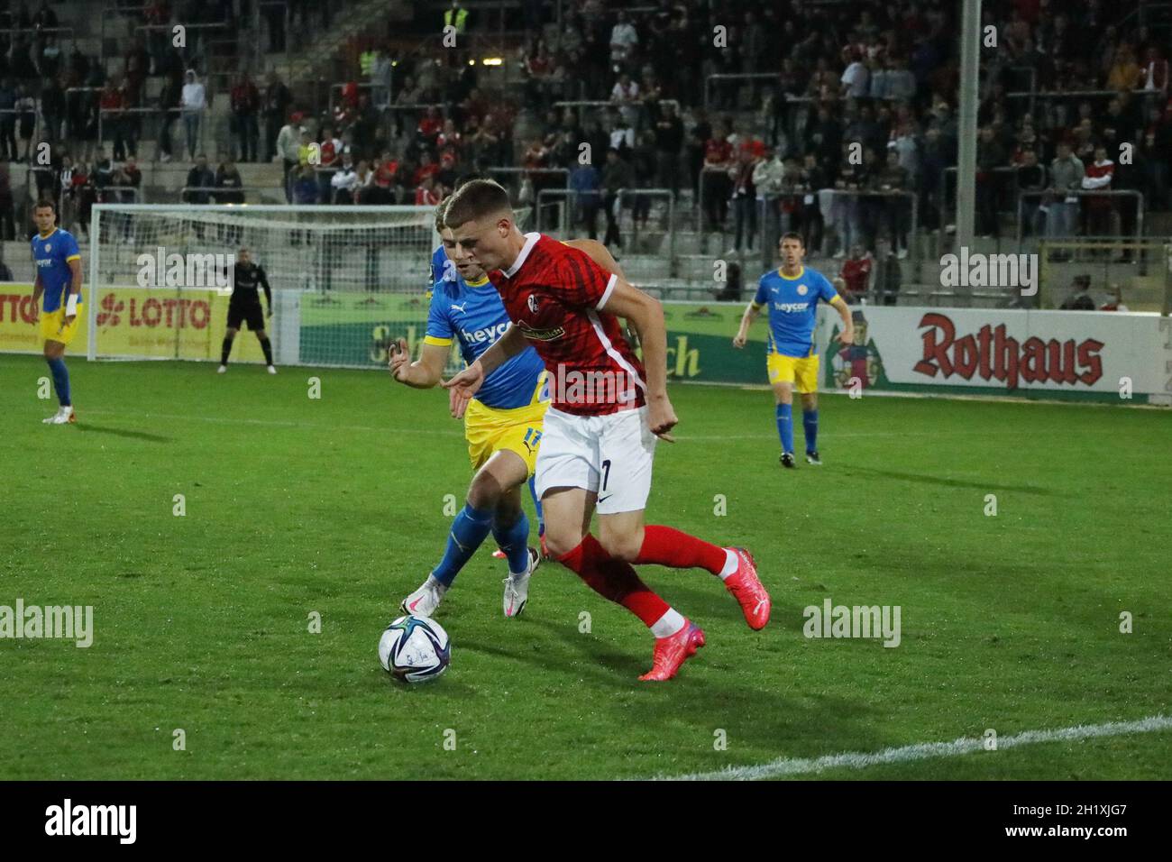 Nur selten konnten sich die Freiburger Spieler, wie hier Furre Guillaume (SC Freiburg II U23) so durchsetzen  wie in dieser Szene gegen Yari Otto (Ein Stock Photo