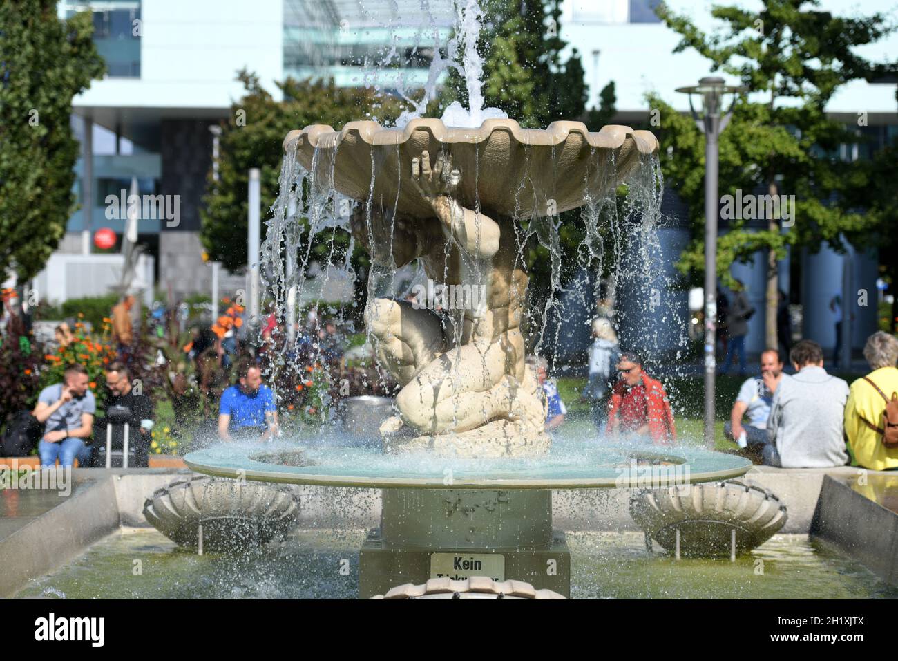 Brunnen beim Hauptbahnhof in Linz, Österreich, Europa - Fountain at the main train station in Linz, Austria, Europe Stock Photo