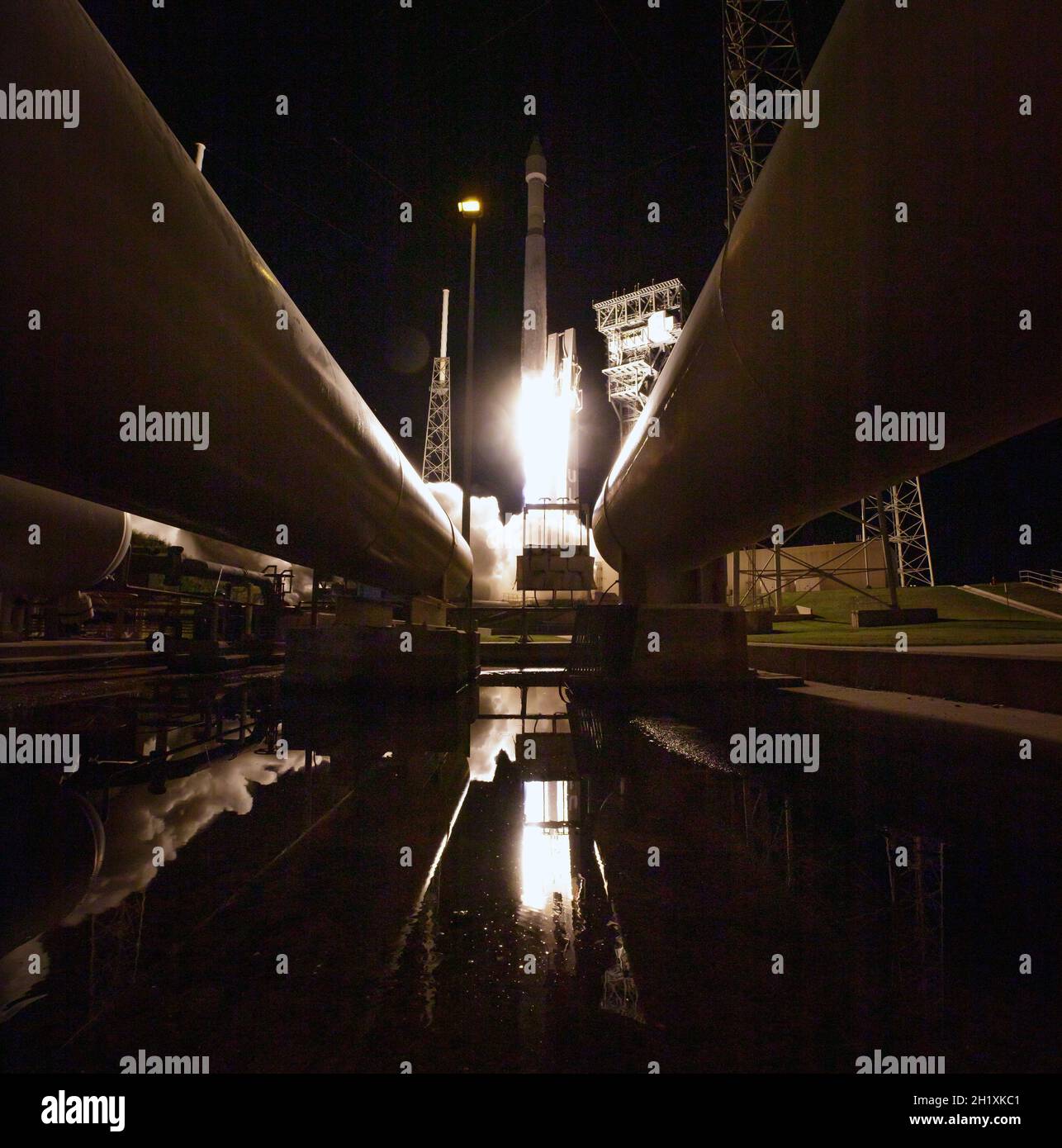 CAPE CANAVERAL, USA - 16 October 2021 - A United Launch Alliance V 401 rocket, with NASA’s Lucy spacecraft atop, powers off the pad at Cape Canaveral Stock Photo
