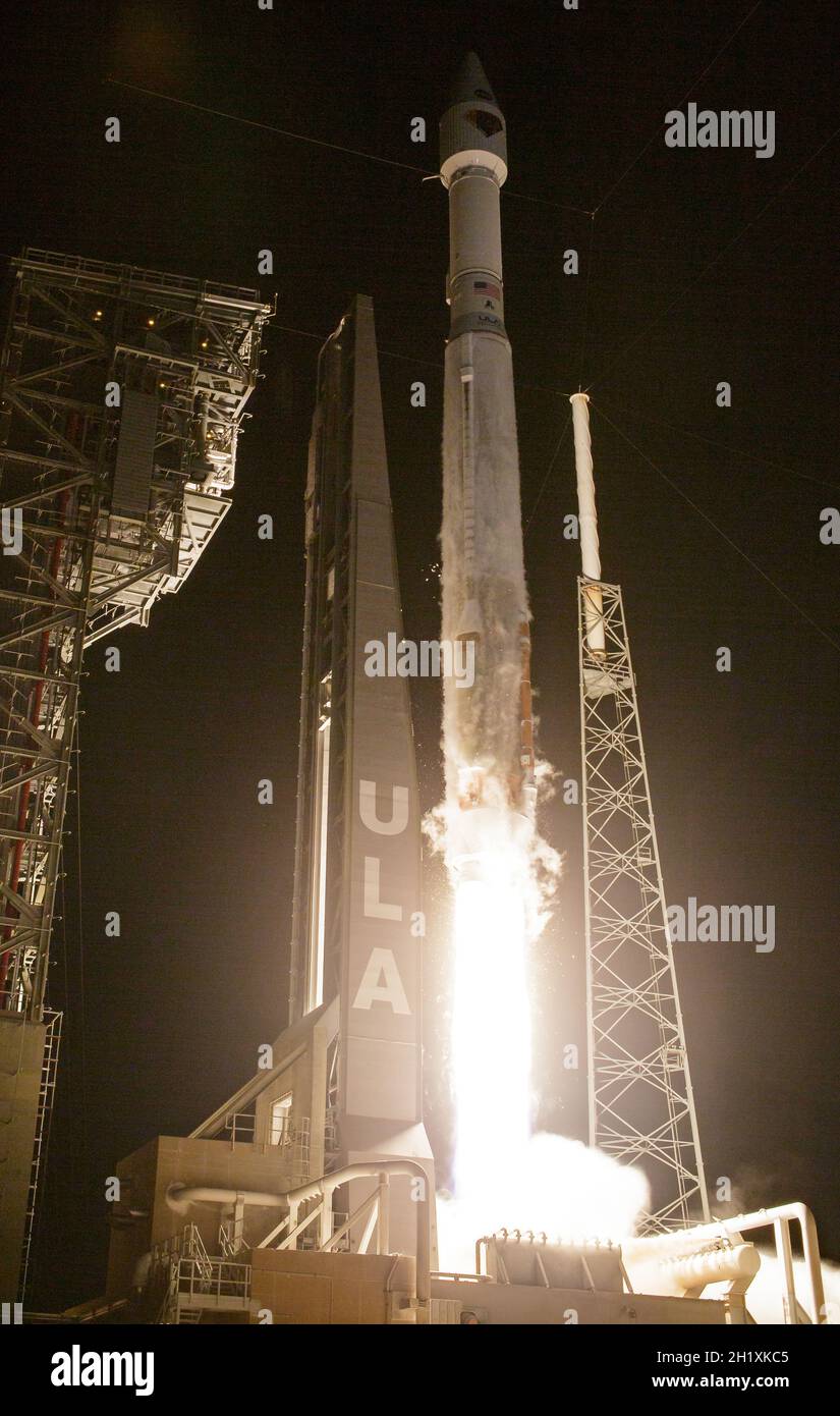 CAPE CANAVERAL, USA - 16 October 2021 - A United Launch Alliance V 401 rocket, with NASA’s Lucy spacecraft atop, powers off the pad at Cape Canaveral Stock Photo