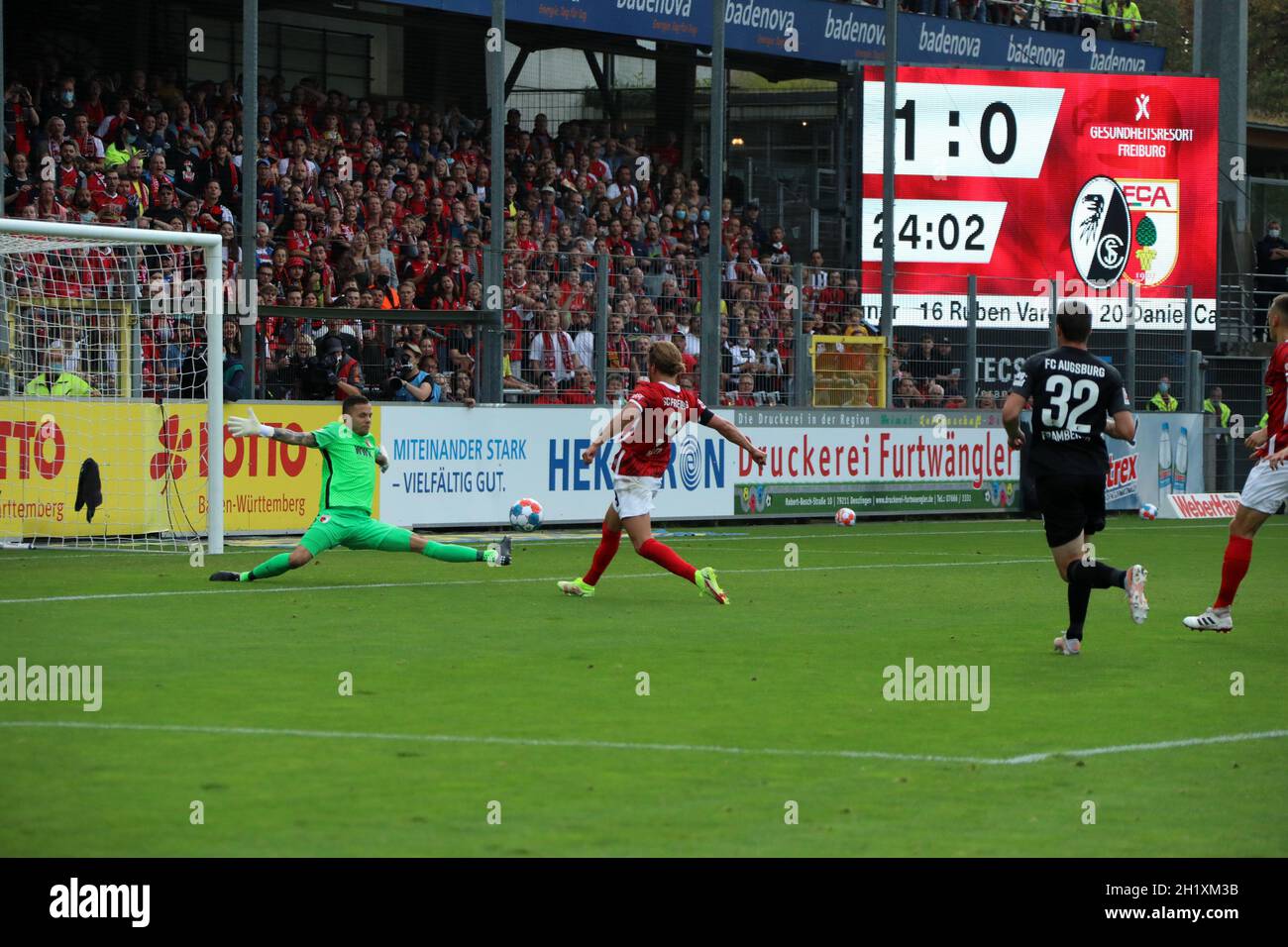 Torwart Rafał Gikiewicz (FC Augsburg) kann sich breit mach, wie er will, aber Lucas Höler (Freiburg)lässt ihm beim Tor zum 2:0 keine Chance im Spiel d Stock Photo