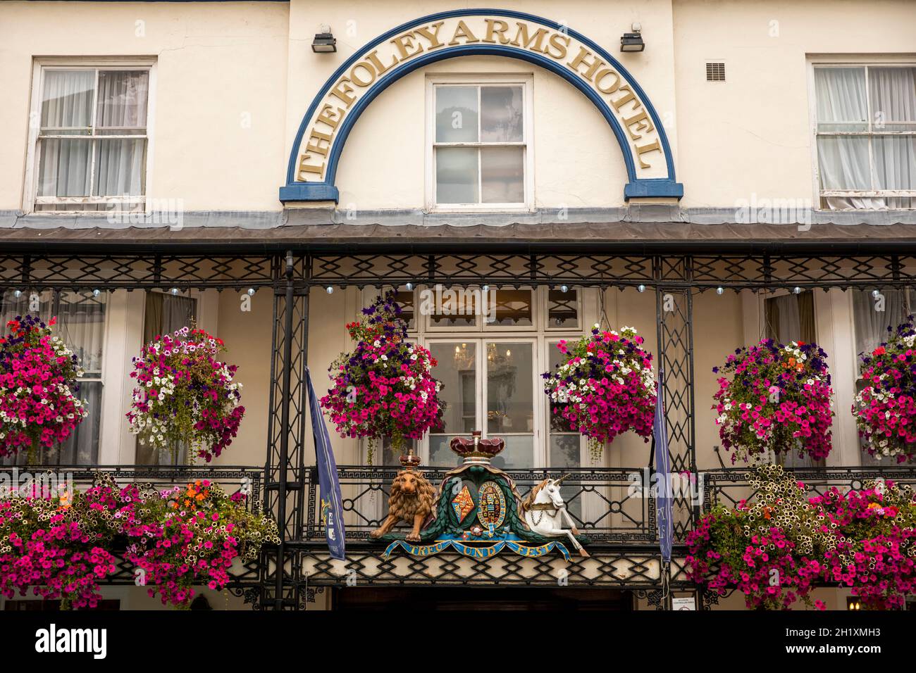 UK, England, Worcestershire, Great Malvern, Worcester Road, Wetherspoons Foley Arms Hotel, floral façade and Princess Mary of Teck  (Queen Mary) Coat Stock Photo