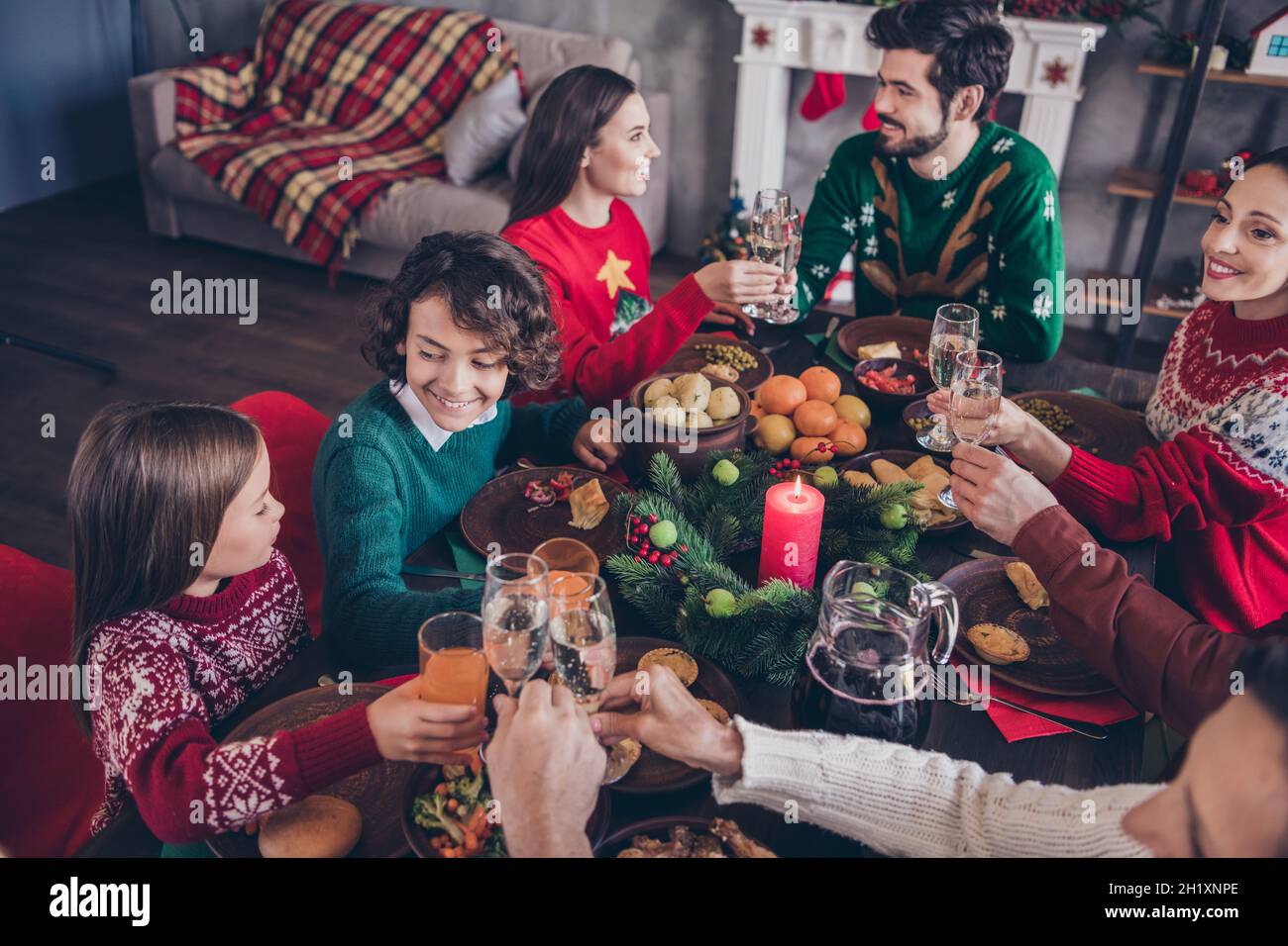 Photo portrait big family telling toast sitting at festive table on winter holidays xmas with children drinking juice Stock Photo