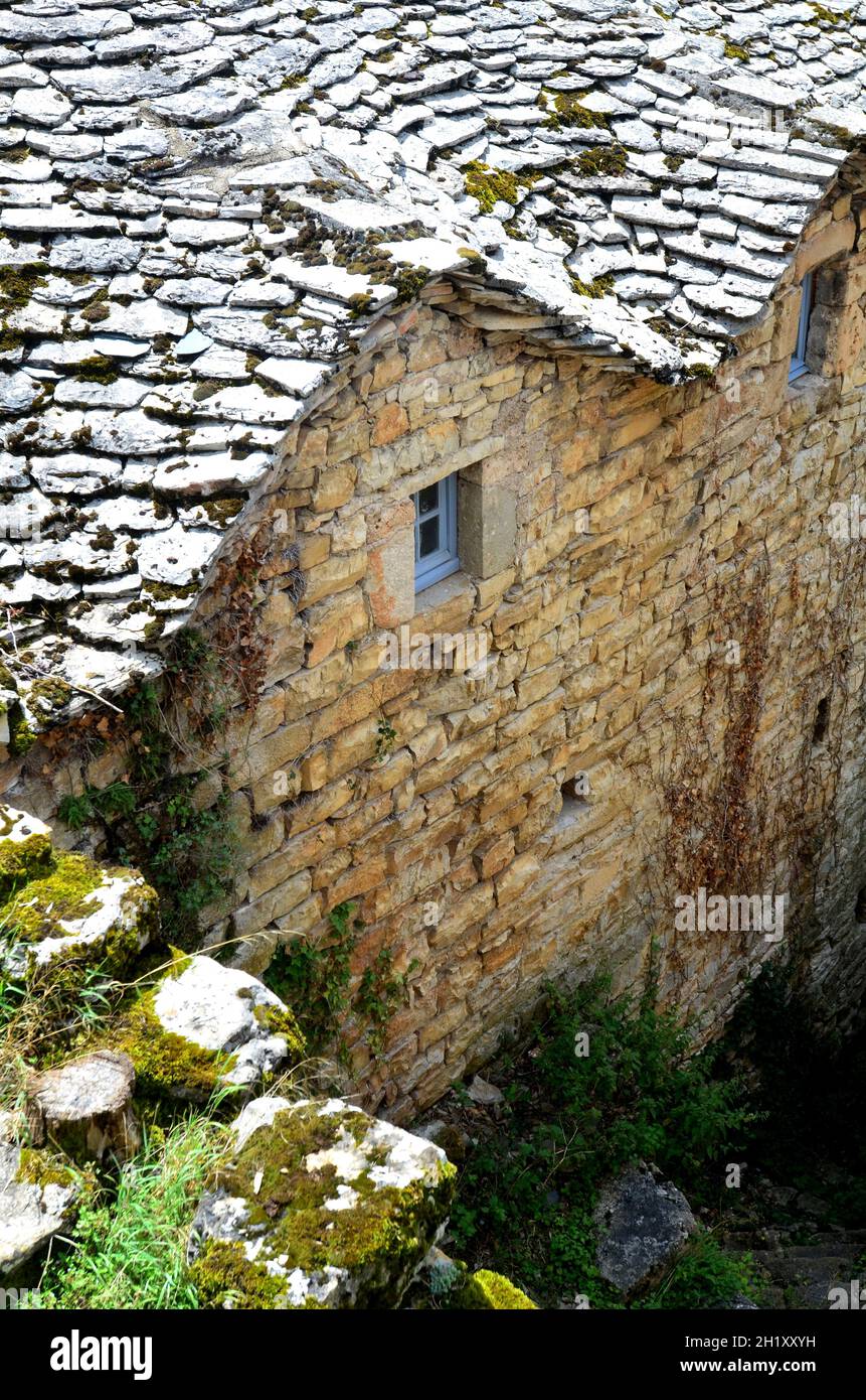 FRANCE. LOZERE (48). CAUSSE MEJEAN. STONE HOUSE OF THE VILLAGE OF HURES-LA-PARADE. Stock Photo