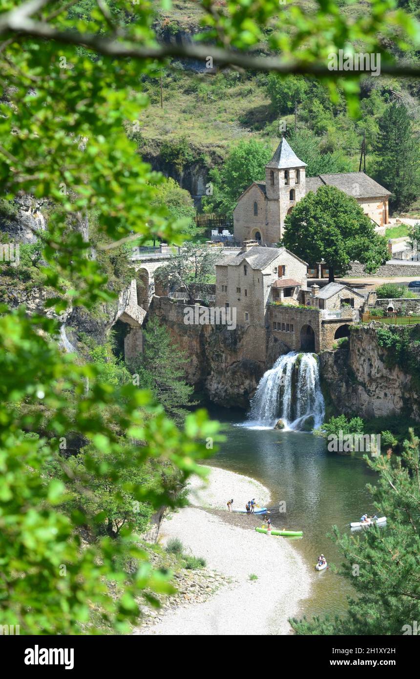 FRANCE. LOZERE (48). TARN GORGES. THE VILLAGE OF SAINT-CHELY WAS BUILT AROUND A SPRING OF FRESH WATER WHICH FALLS IN CASCADE IN THE TARN. Stock Photo