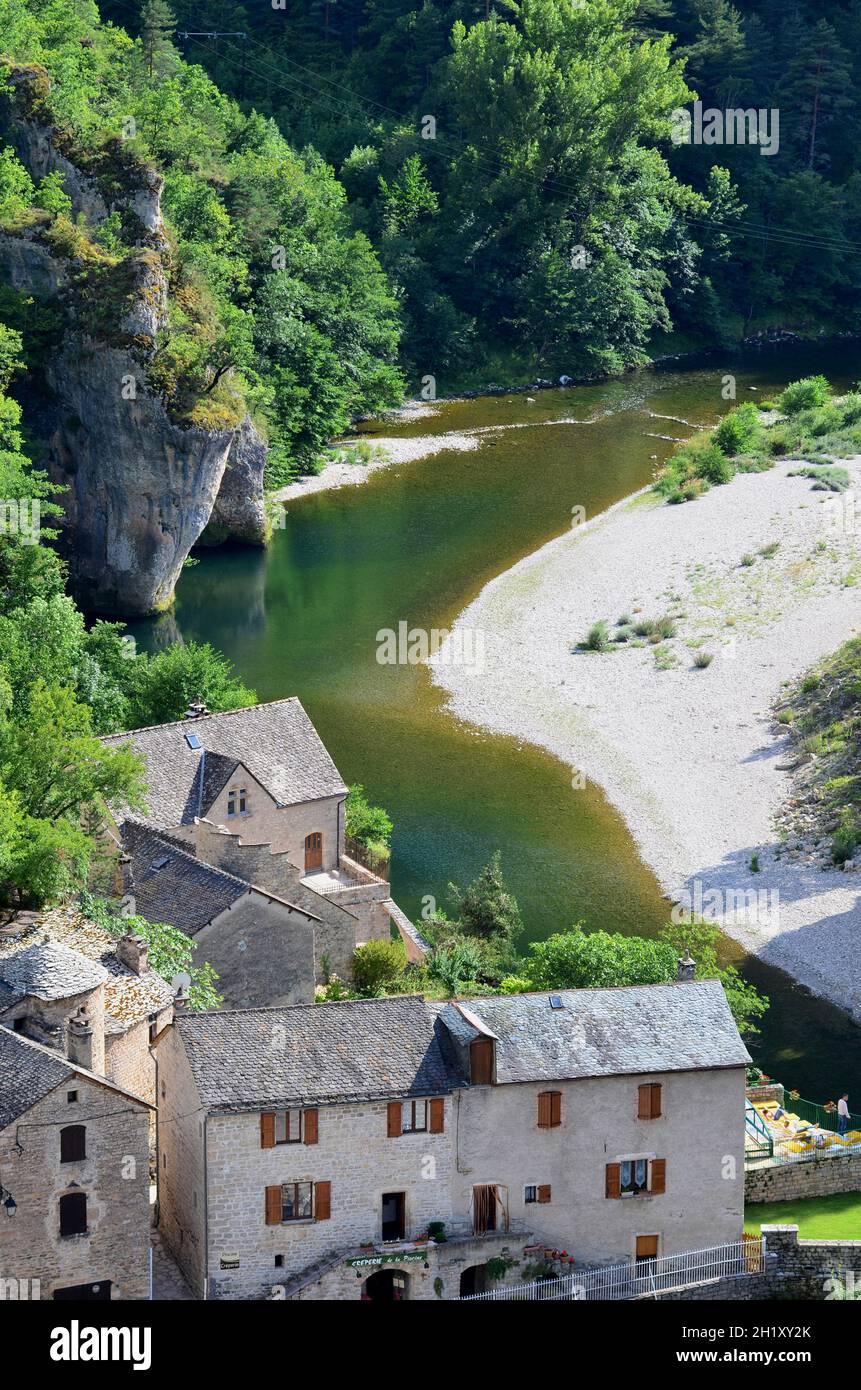 FRANCE. LOZERE (48). OCCITANIE. TARN GORGES. THE VILLAGE OF SAINT-CHELY WAS BUILT AROUND A SPRING OF FRESH WATER WHICH FALLS IN CASCADE IN THE TARN. Stock Photo