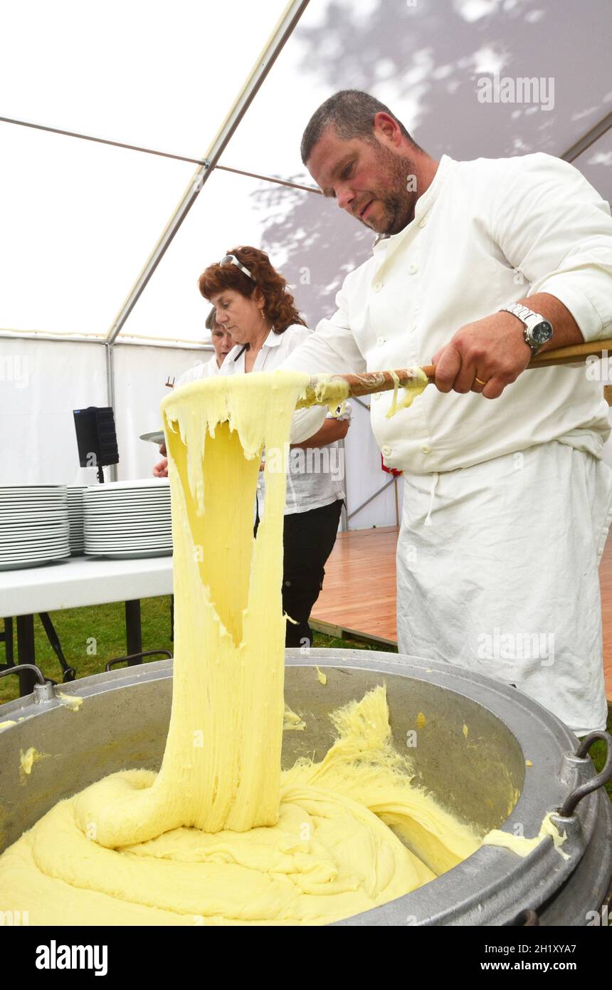 FRANCE. LOZERE (48). OCCITANIA. AUBRAC. CHEF PREPARING AN ALIGOT, EMBLEMATIC RECIPE OF AUBRAC, MADE WITH MASHED POTATOES AND TOME OF FRESH CHEESE AND Stock Photo
