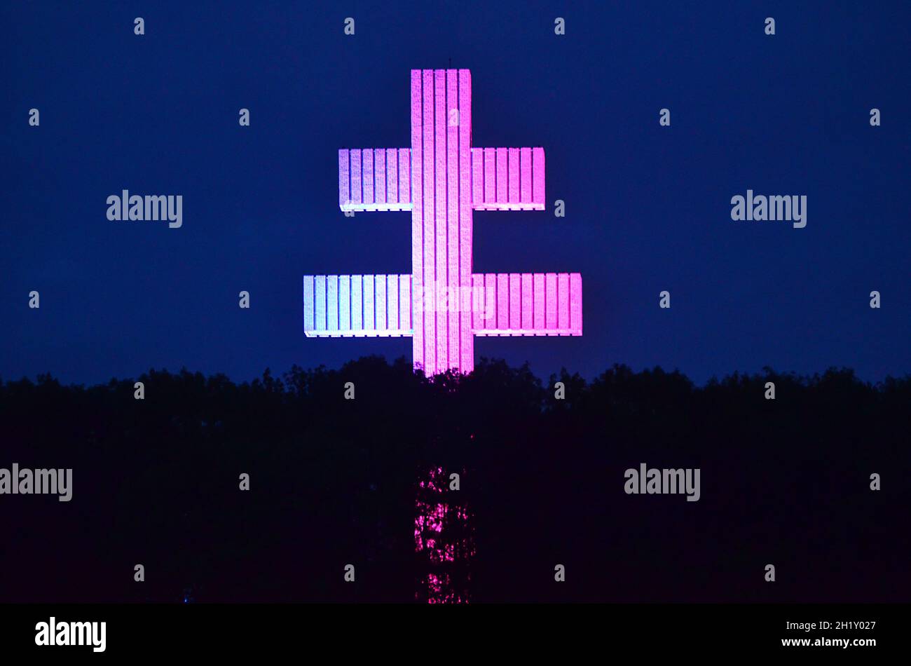 FRANCE. HAUTE-MARNE (52). COLOMBEY-LES-DEUX-EGLISES. THE 43M HIGH LORRAINE CROSS AT NIGHT, BUILT IN SPRING 1972 BY THE ARCHITECTS NEBINGEN AND MOSSER Stock Photo