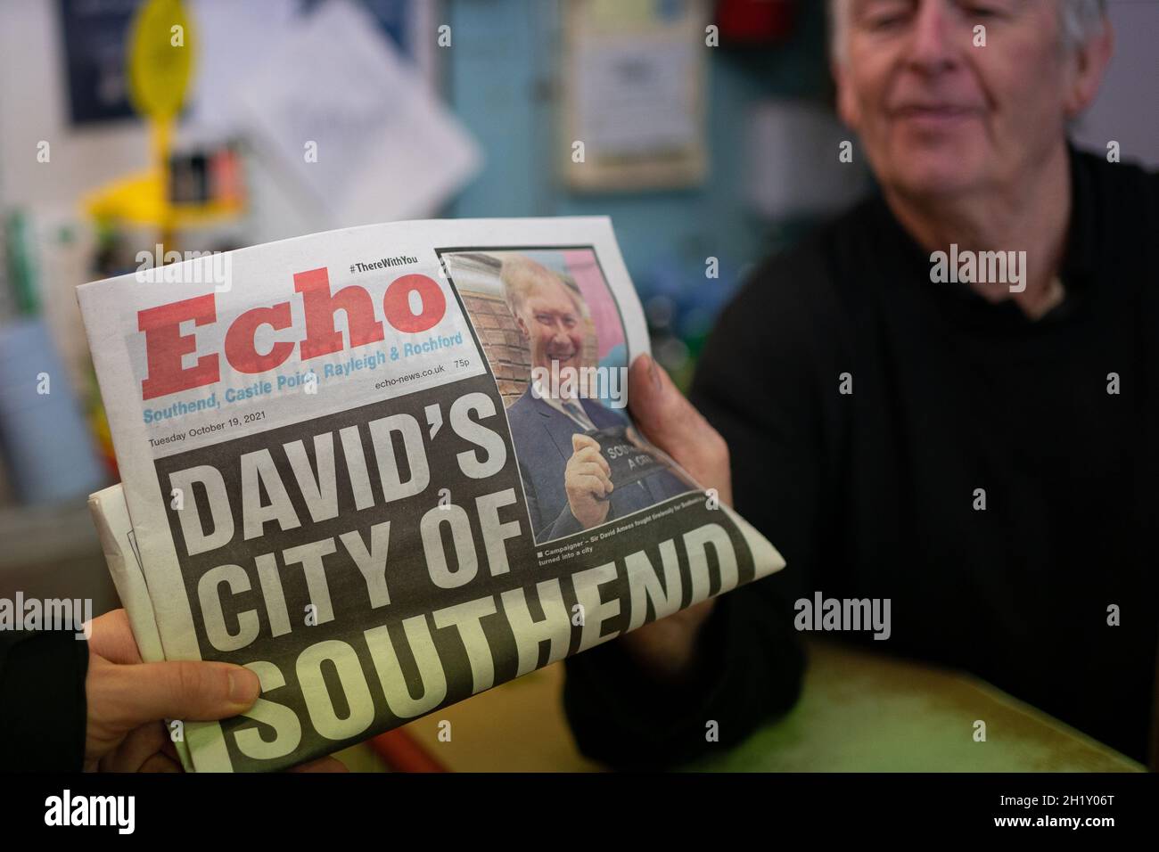 Newsagent Len Quinn sells a copy of the Southend Echo at his shop in  Southend-on-Sea in Essex. Picture date: Tuesday October 19, 2021 Stock  Photo - Alamy