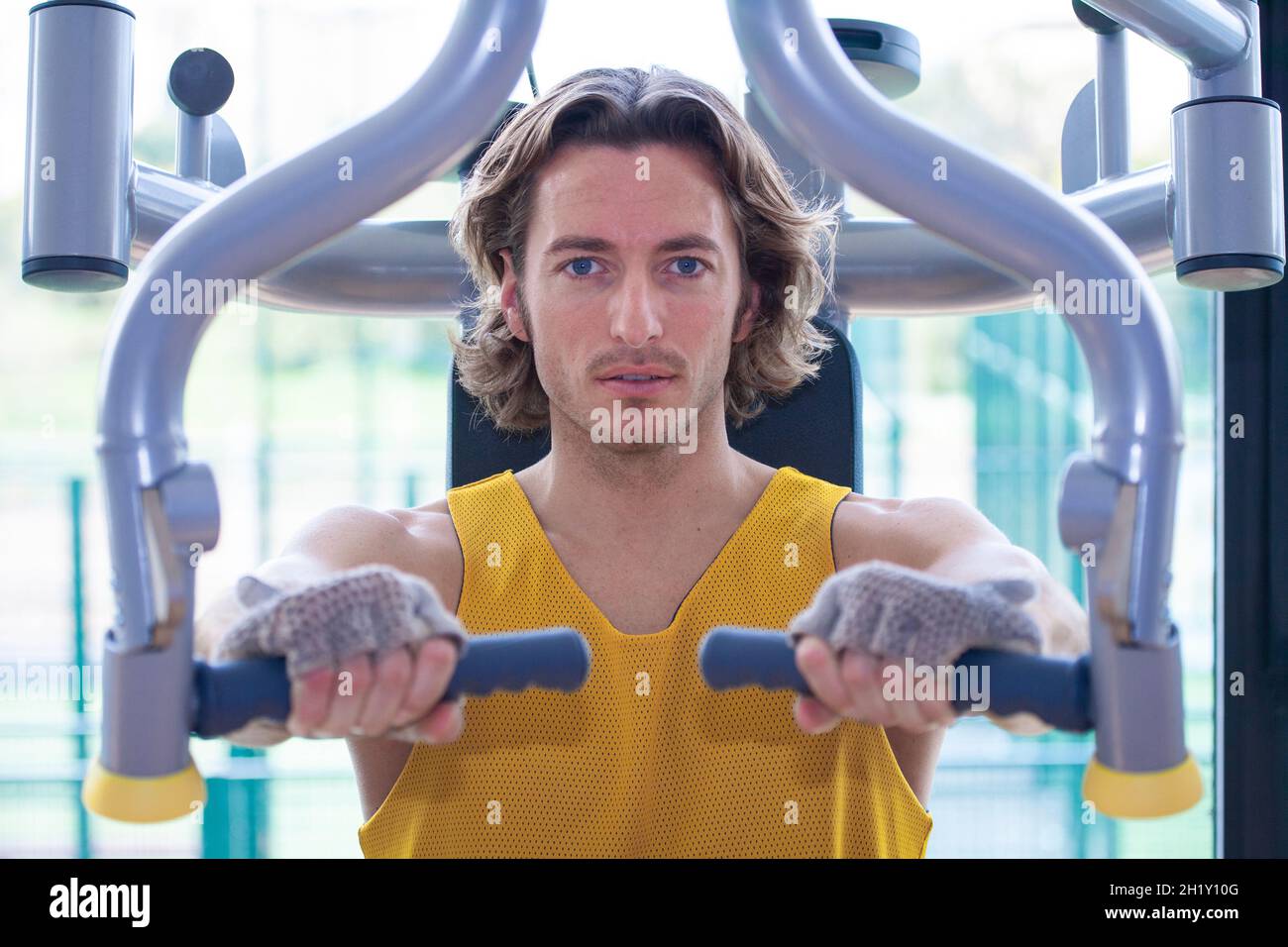 man working out on a pec deck at the gym Stock Photo