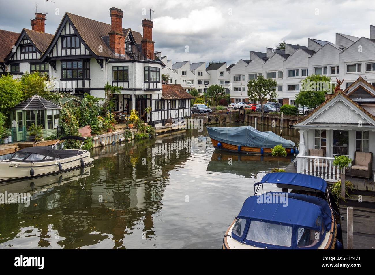 Houses and flats beside Marlow Lock on the River Thames in Marlow, Buckinghamshire, England. Stock Photo