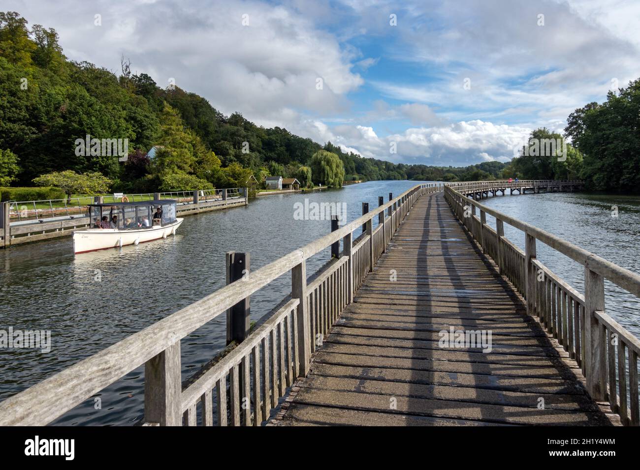 Marsh Lock walkway, part of the Thames path, over the River Thames at Henley-on-Thames in Oxfordshire, England. Stock Photo