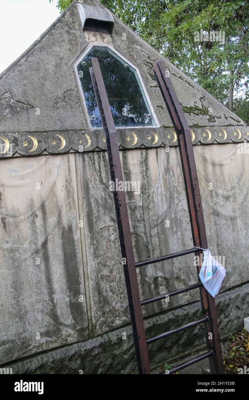 Mausoleum of sir richard burton hires stock photography and images Alamy