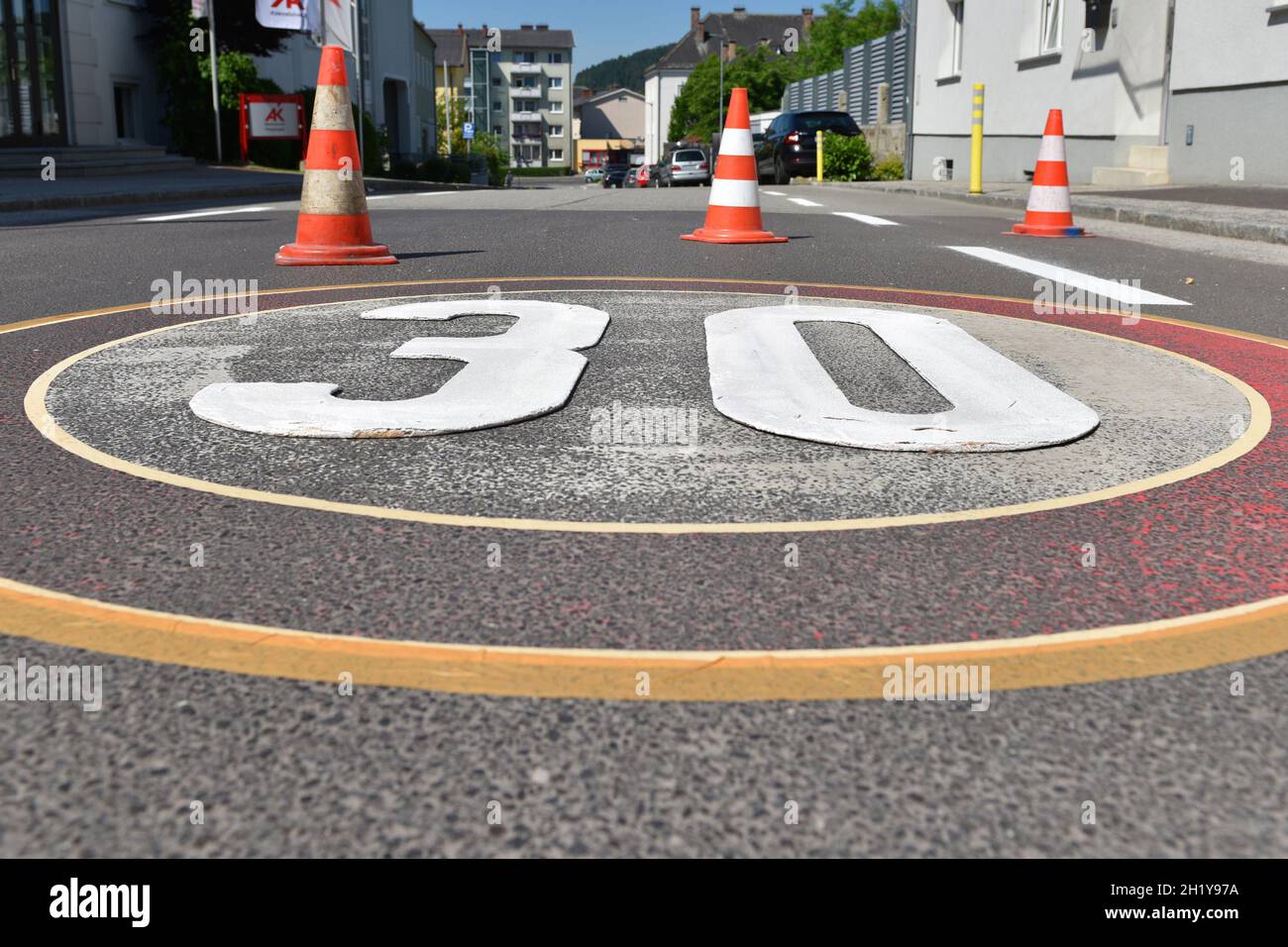 Aufmalen einer Bodenmarkierung für eine 30 km/h Beschränkung in Freistadt, Oberösterreich, Österreich, Europa - Painting of a floor marking for a 30 k Stock Photo