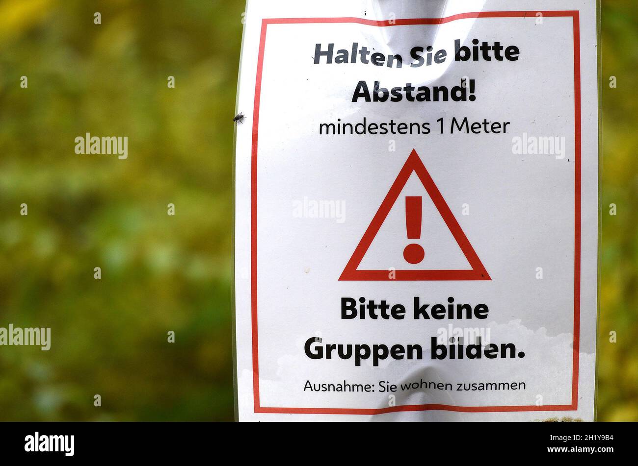 Schild "Abstand halten" in Wien, Österreich, Europa - Sign "Keep distance" in Vienna, Austria, Europe Stock Photo