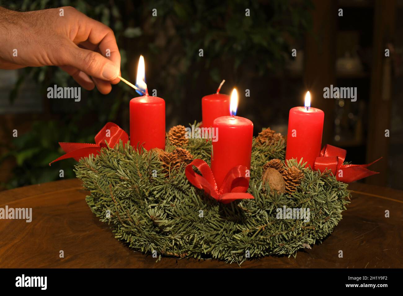 Der Adventkranz mit seinen vier Kerzen ist ein altes Brauchtum in der Vorweihnachtszeit in Österreich. An jedem Adventsaonntag wird eine (weitere) Ker Stock Photo
